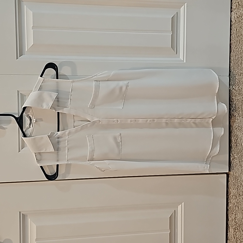 Express sleeveless regular fit portofino. Size  small. White.